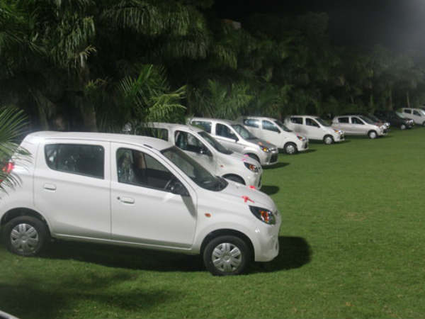 1,260 பணியாளர்களுக்கு தீபாவளி பரிசாக கார் வழங்கிய தொழிலதிபர்!