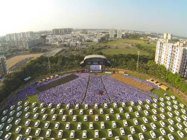 1,260 பணியாளர்களுக்கு தீபாவளி பரிசாக கார் வழங்கிய தொழிலதிபர்!