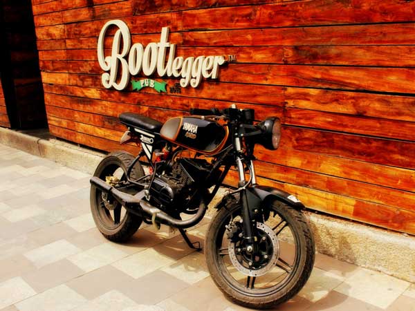  கஃபே ரேஸர் அவதாரத்திற்கு மாறிய யமஹா ஆர்எக்ஸ்-135 பைக்!