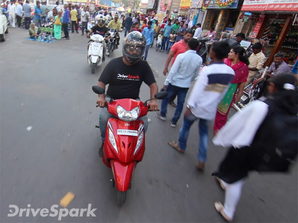  புனே தீபாவளி கொண்டாட்டத்தை சிறக்க வைத்த டிவிஎஸ் வீகோ ஸ்கூட்டர்!