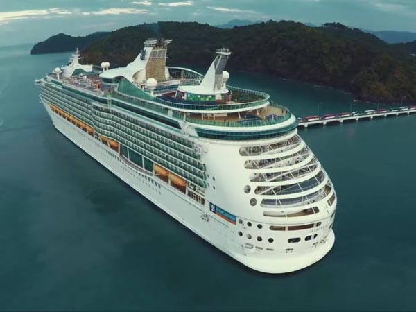  உலகின் மூன்று பிரம்மாண்ட உல்லாச கப்பல்கள் கைகோர்த்து பயணித்த அபூர்வ காட்சி!