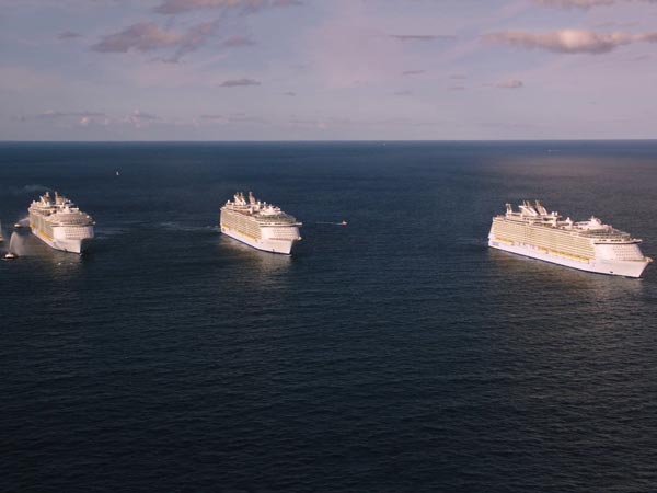  உலகின் மூன்று பிரம்மாண்ட உல்லாச கப்பல்கள் கைகோர்த்து பயணித்த அபூர்வ காட்சி!