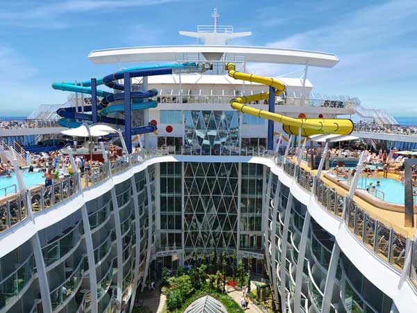  உலகின் மூன்று பிரம்மாண்ட உல்லாச கப்பல்கள் கைகோர்த்து பயணித்த அபூர்வ காட்சி!