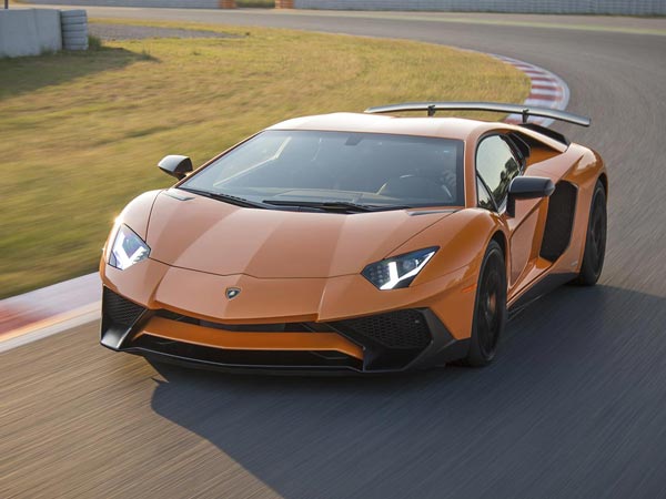  01. லம்போர்கினி அவென்டேடார்