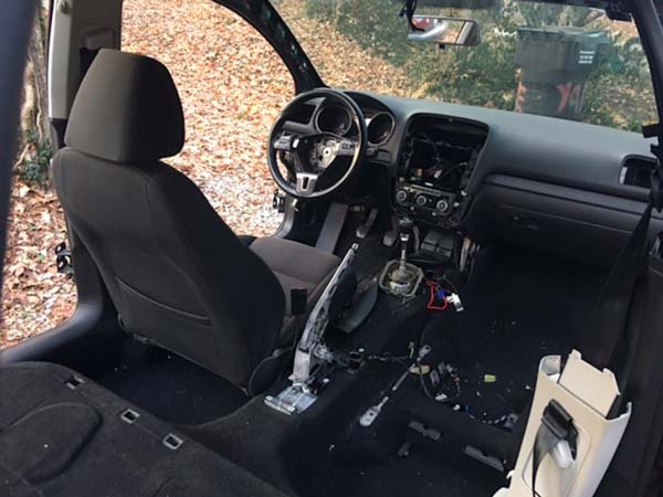  ஃபோக்ஸ்வேகன் கோல்ஃப் காரை பார்ட் பார்ட்டாக கழற்றிய வாடிக்கையாளர்!