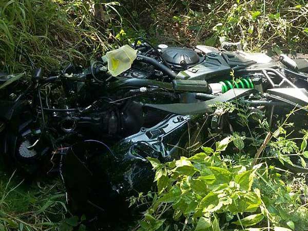 மாருதி ஆல்ட்டோ காருடன் பயங்கரமாக மோதிய சூப்பர் பைக்குகள்... ஒருவர் பலி!