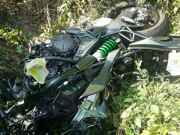 மாருதி ஆல்ட்டோ காருடன் பயங்கரமாக மோதிய சூப்பர் பைக்குகள்... ஒருவர் பலி!