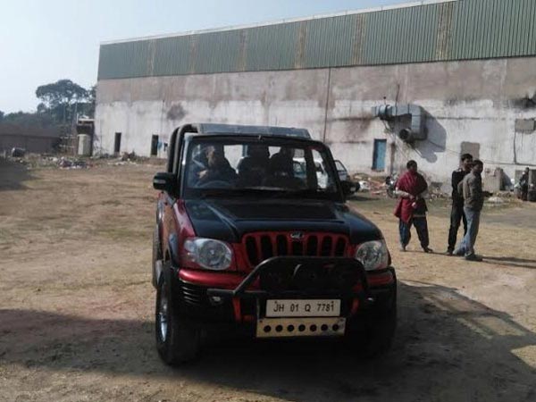 கஸ்டமைஸ் ஸ்கார்ப்பியோவில் கலக்கலாக ஸ்டேடியத்துக்கு வந்த டோணி!