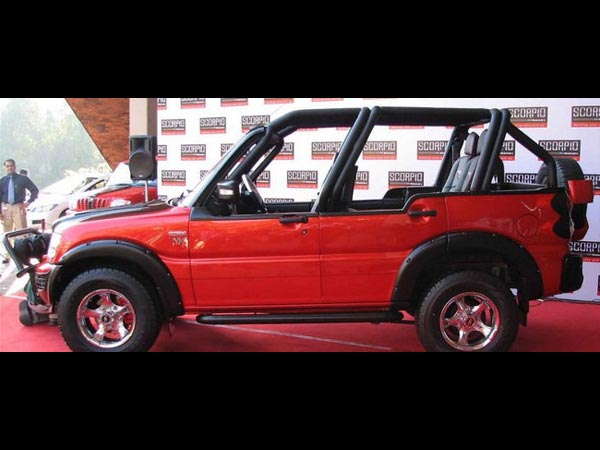 கஸ்டமைஸ் ஸ்கார்ப்பியோவில் கலக்கலாக ஸ்டேடியத்துக்கு வந்த டோணி!