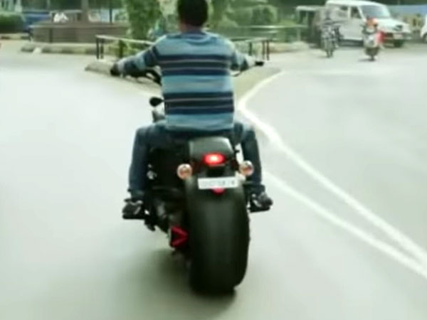  8 ஆண்டுகள் அடாத முயற்சியில் சொந்தமாக 1,000சிசி பைக்கை உருவாக்கிய குஜராத் இளைஞர்!