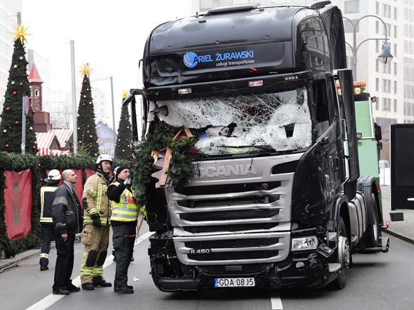 தானியங்கி பிரேக் மூலம் அதிக உயிரிழப்பை தவிர்த்த ஸ்கானியா டிரக்!