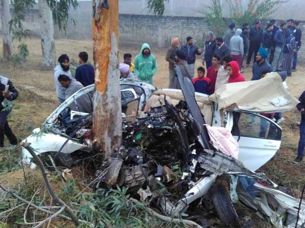 மரத்தில் மோதி அப்பளமாகிய ஹோண்டா சிட்டி கார்!