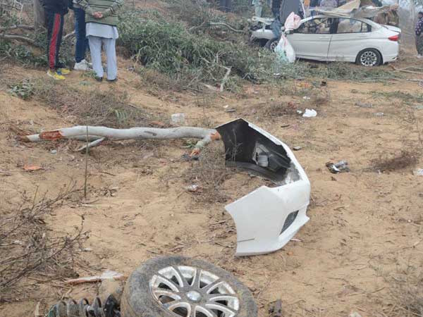 மரத்தில் மோதி அப்பளமாகிய ஹோண்டா சிட்டி கார்!