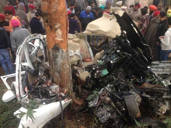 மரத்தில் மோதி அப்பளமாகிய ஹோண்டா சிட்டி கார்!