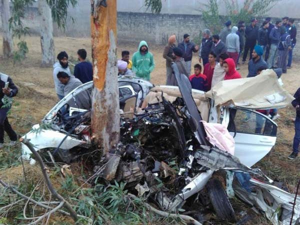 மரத்தில் மோதி அப்பளமாகிய ஹோண்டா சிட்டி கார்!