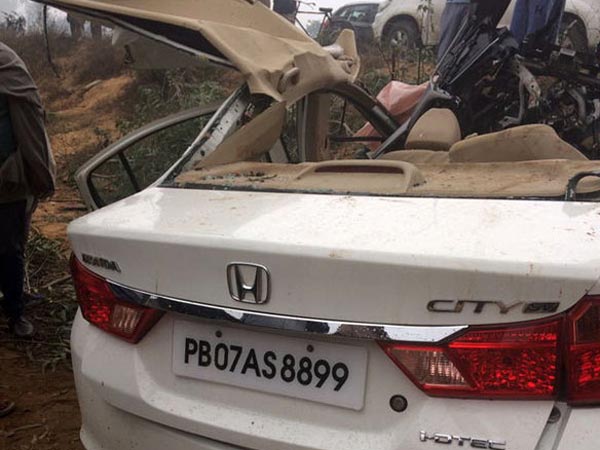 மரத்தில் மோதி அப்பளமாகிய ஹோண்டா சிட்டி கார்!