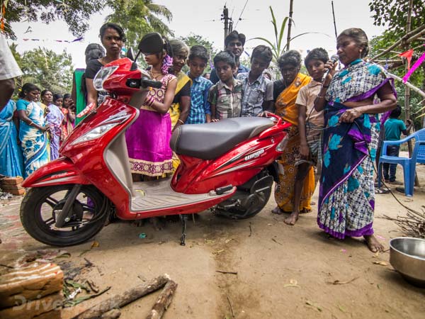  டிவிஎஸ் வீகோ ஸ்கூட்டருடன் பொங்கல் கொண்டாடிய டிரைவ்ஸ்பார்க் டீம்!
