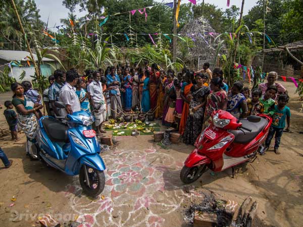டிவிஎஸ் வீகோ ஸ்கூட்டருடன் பொங்கல் கொண்டாடிய டிரைவ்ஸ்பார்க் டீம்!