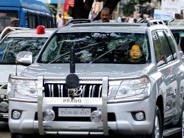 பிரபல இந்திய தலைவர்களும், அவர்களுக்கு பிரியமான எஸ்யூவி வாகனங்களும்!!