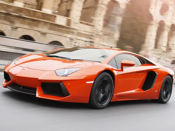 வாழ்க்கையில் ஒருமுறையாவது ஓட்டி பார்க்கத் தூண்டும் டாப் 9 கார்கள்!