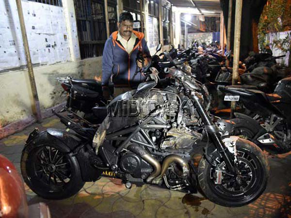 சாலை தடுப்பில் மோதி நொறுங்கிய டுகாட்டி சூப்பர் பைக்