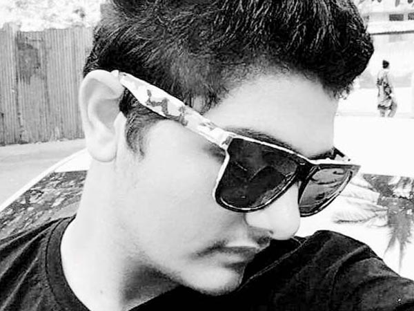 சாலை தடுப்பில் மோதி நொறுங்கிய டுகாட்டி சூப்பர் பைக்