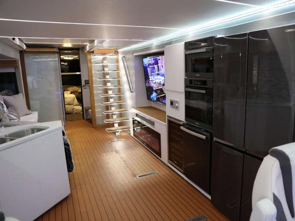 ஹெலிகாப்டர் உள்பட சகல வசதிகளுடன் ஓர் சொகுசு மோட்டார் இல்லம்!