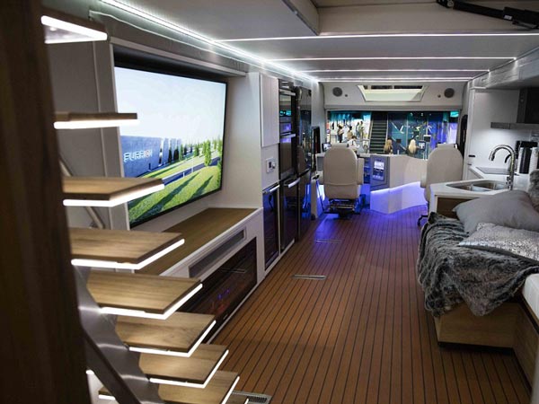 ஹெலிகாப்டர் உள்பட சகல வசதிகளுடன் ஓர் சொகுசு மோட்டார் இல்லம்!