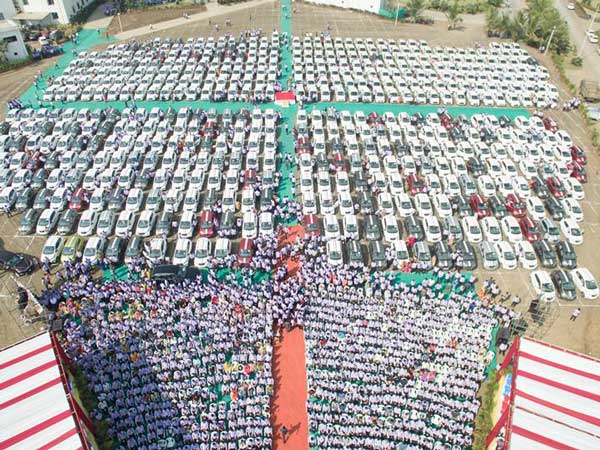 இந்த முறை 1,200 கார்களை ஊழியர்களுக்கு பரிசளித்த சூரத் வைர வியாபாரி!