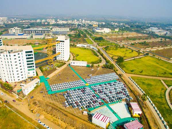 இந்த முறை 1,200 கார்களை ஊழியர்களுக்கு பரிசளித்த சூரத் வைர வியாபாரி!