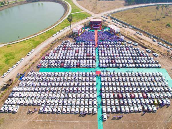 இந்த முறை 1,200 கார்களை ஊழியர்களுக்கு பரிசளித்த சூரத் வைர வியாபாரி!