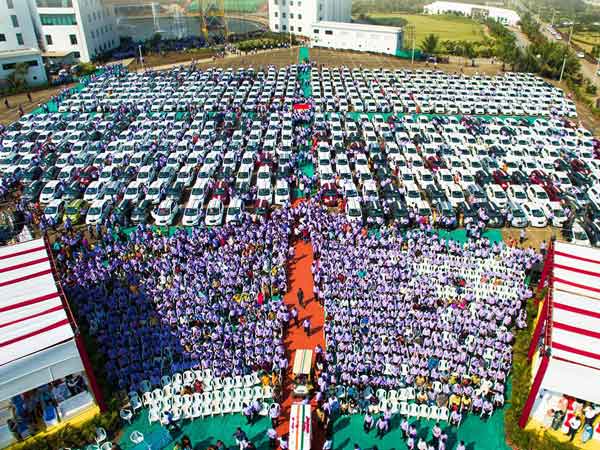 இந்த முறை 1,200 கார்களை ஊழியர்களுக்கு பரிசளித்த சூரத் வைர வியாபாரி!