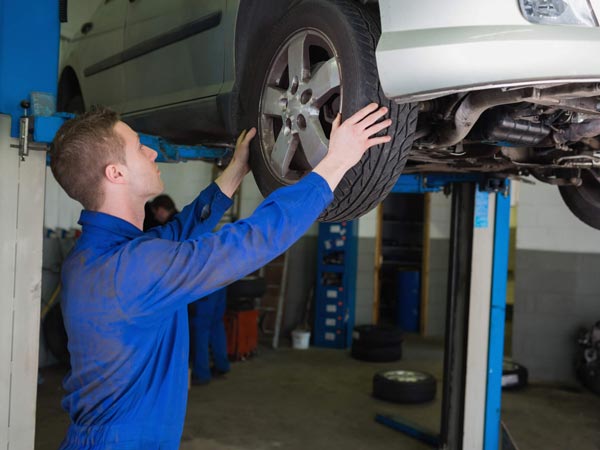 அங்கீகரிக்கப்பட்ட கார் சர்வீஸ் மையம் Vs தனியார் சர்வீஸ் சென்டர்: எது பெஸ்ட்?