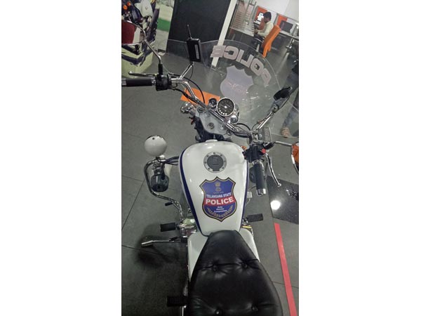 ஹைதராபாத் போலீசாருக்கு ரீகல் ராப்டர் மோட்டார்சைக்கிள்!
