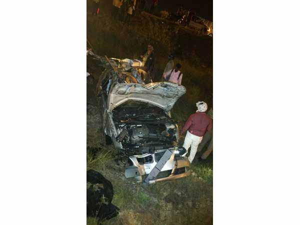 அதிவேகத்தில் பல்டியடித்த பிஎம்டபிள்யூ கார்