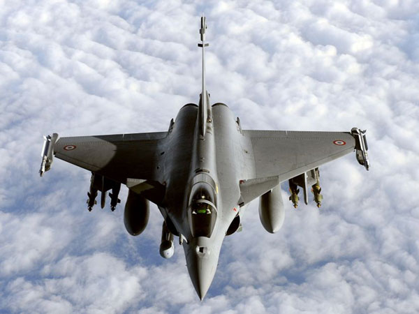 ரஃபேல் போர் விமானத்தில் பறந்த அனில் அம்பானி!!