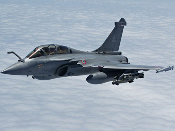 ரஃபேல் போர் விமானத்தில் பறந்த அனில் அம்பானி!!