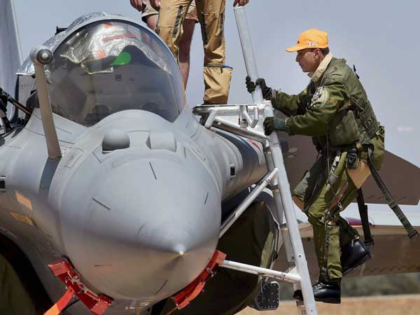 ரஃபேல் போர் விமானத்தில் பறந்த அனில் அம்பானி!!