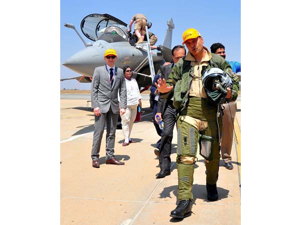 ரஃபேல் போர் விமானத்தில் பறந்த அனில் அம்பானி!!