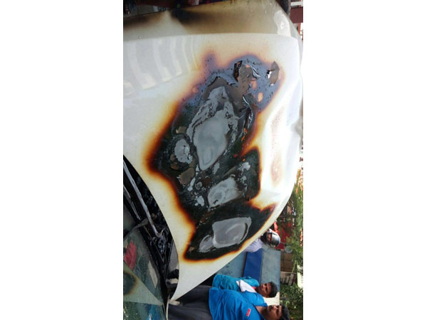 திடீரென பற்றி எரிந்த ஃபோக்ஸ்வேகன் ஜெட்டா கார்! 