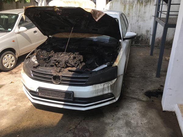 திடீரென பற்றி எரிந்த ஃபோக்ஸ்வேகன் ஜெட்டா கார்! 