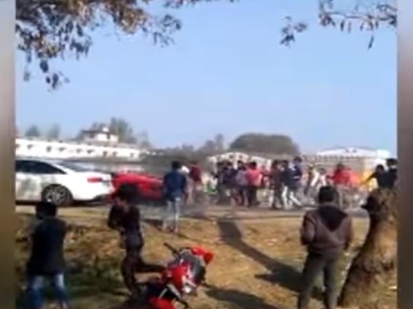 சூப்பர் கார்களை கல்லால் அடித்து விரட்டிய கும்பல்!