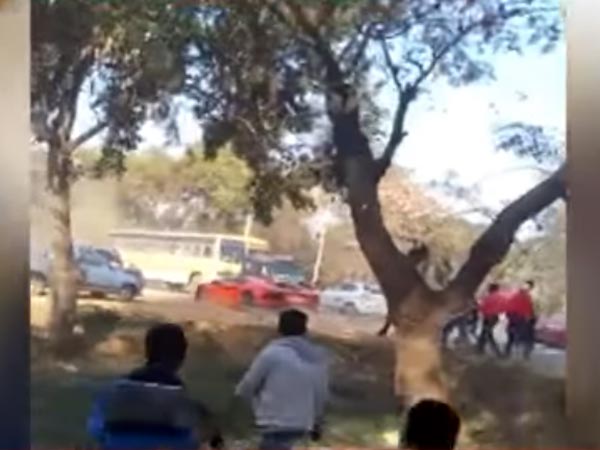 சூப்பர் கார்களை கல்லால் அடித்து விரட்டிய கும்பல்!