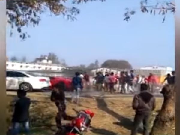 சூப்பர் கார்களை கல்லால் அடித்து விரட்டிய கும்பல்!