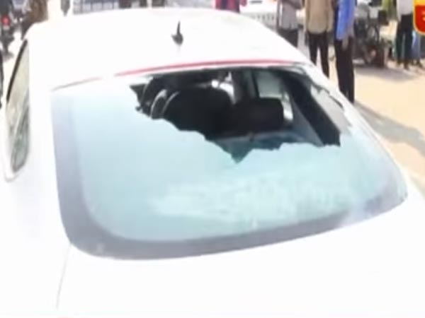 சூப்பர் கார்களை கல்லால் அடித்து விரட்டிய கும்பல்!