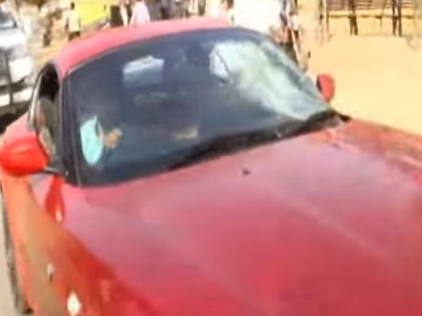 சூப்பர் கார்களை கல்லால் அடித்து விரட்டிய கும்பல்!