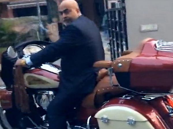 தந்தைக்கு ரோட்மாஸ்டர் பைக், தாயாருக்கு பென்ஸ் பரிசளித்த மகன்