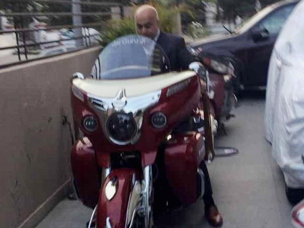 தந்தைக்கு ரோட்மாஸ்டர் பைக், தாயாருக்கு பென்ஸ் பரிசளித்த மகன்