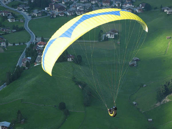 பாரா கிளைடரை சொந்தமாக தயாரித்த கிராமத்து இளைஞர்!