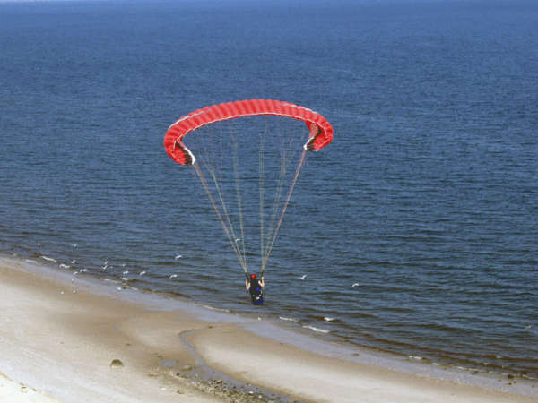 பாரா கிளைடரை சொந்தமாக தயாரித்த கிராமத்து இளைஞர்!